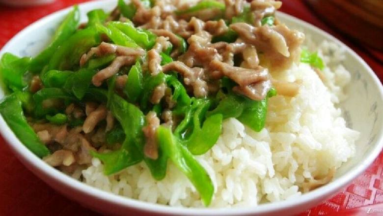 青椒肉丝盖饭