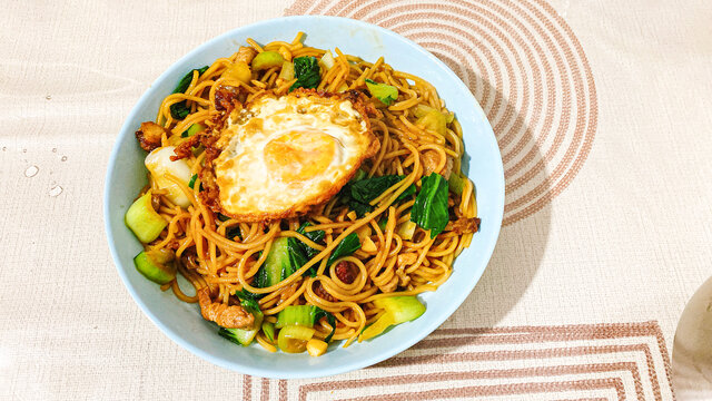 青菜肉丝炒面（配荷包蛋）